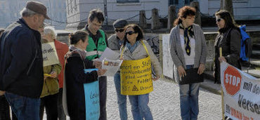 Demonstranten vor dem Schweriner Justizministerium
